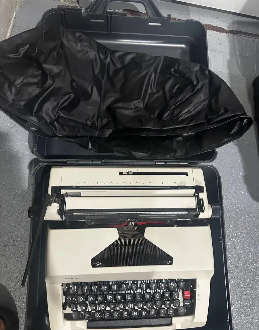 RETRO psací stroj CONSUL – česká klávesnice + kufr
