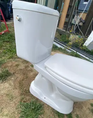 Keramické WC s nádržkou a sedátkom