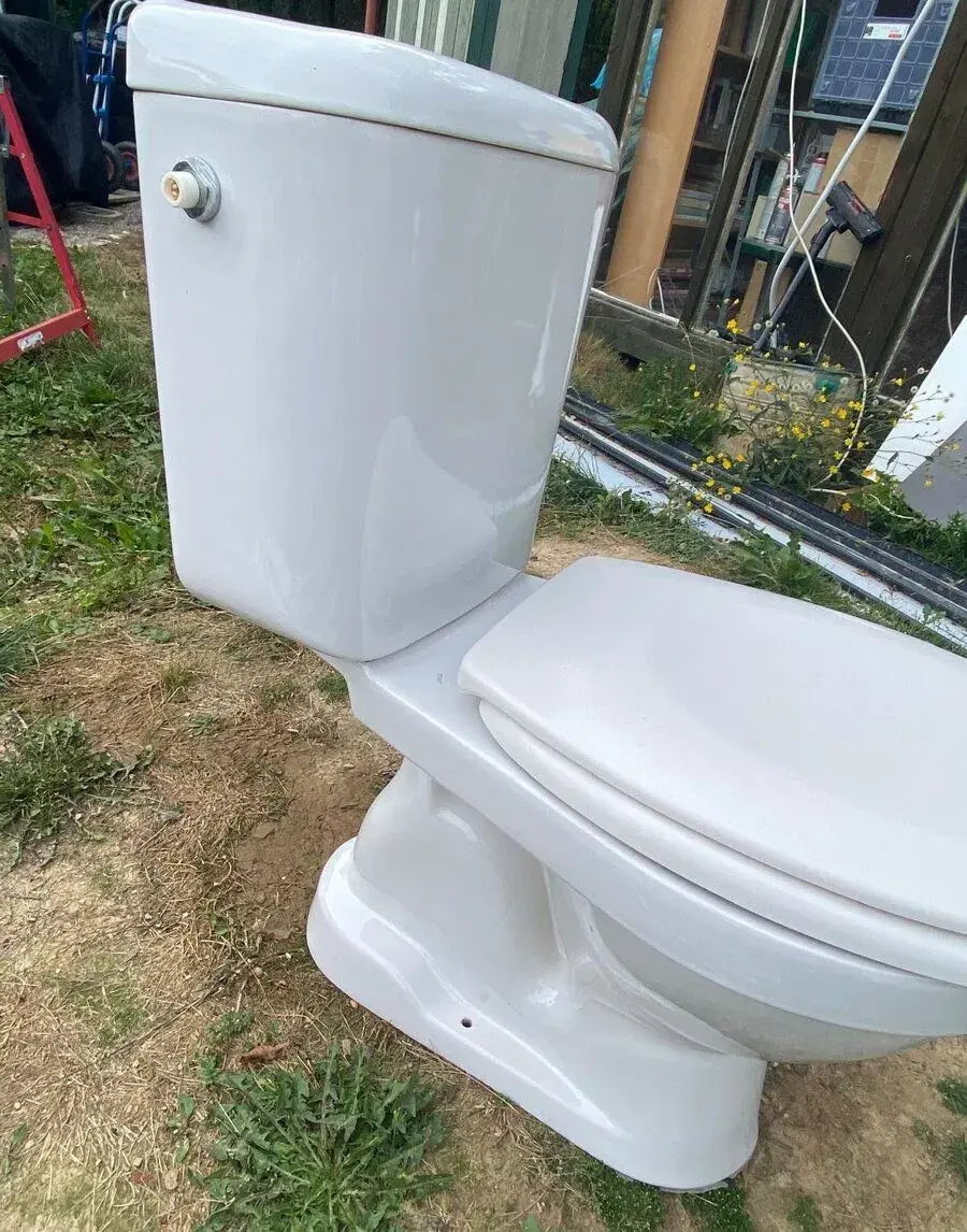 Keramické WC s nádržkou a sedátkom