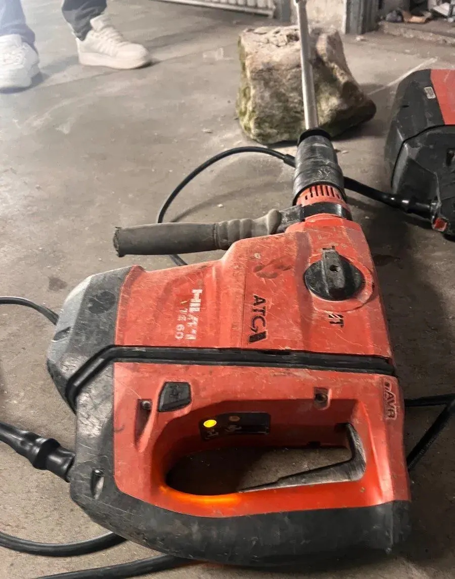 Hilti te 60 ATC AVR + 1 Hilti bourací oškrt kombi kladivo
