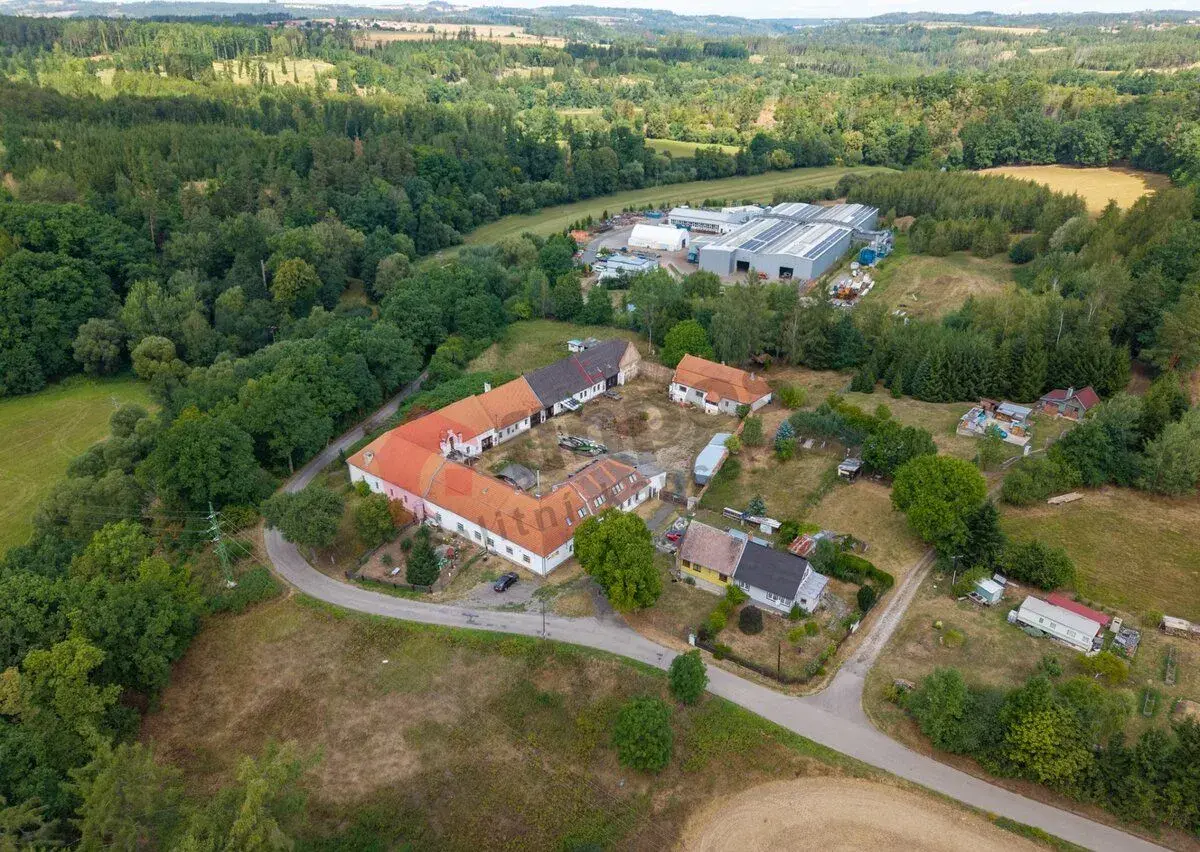 Prodej zemědělské usedlosti ve Vlašimi s pozemkem 6257m2.