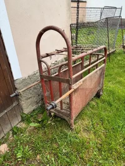 Klec na prase nebo na tele na koleckach