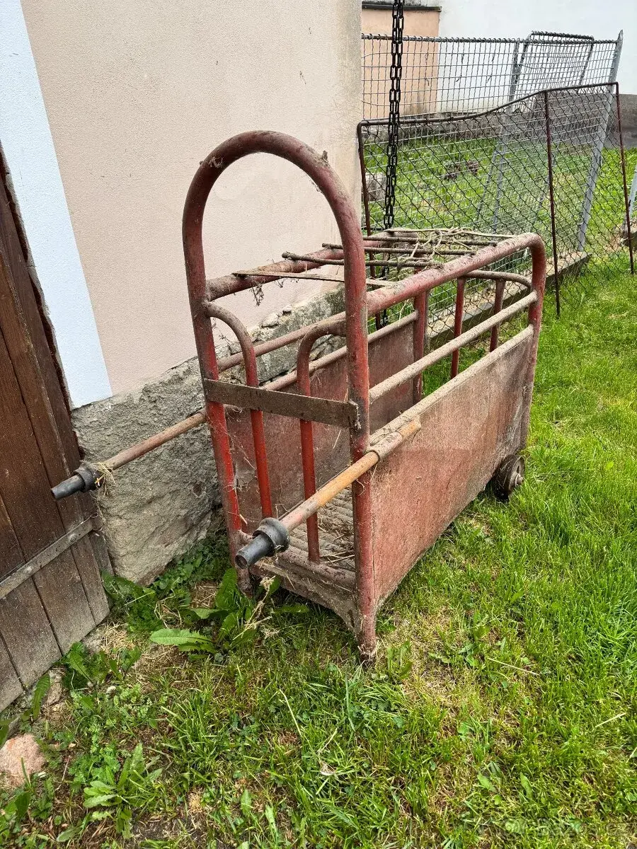 Klec na prase nebo na tele na koleckach