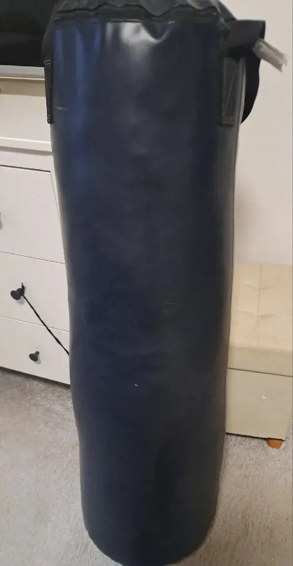 Boxovací pytel a držák do zdi