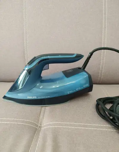 Napařovací žehlička Philips 8000