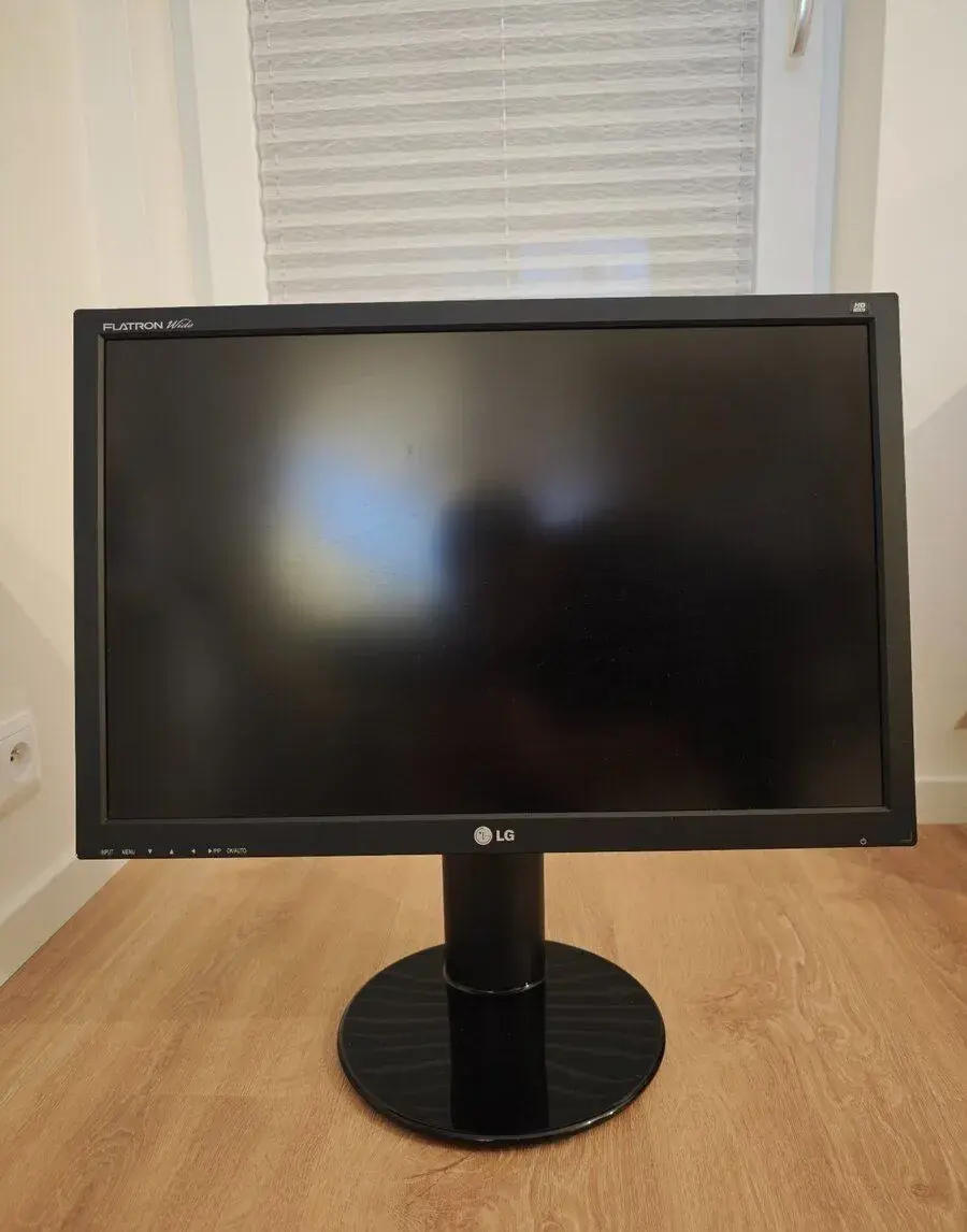 Plně funkční 24 palcový monitor LG L245W