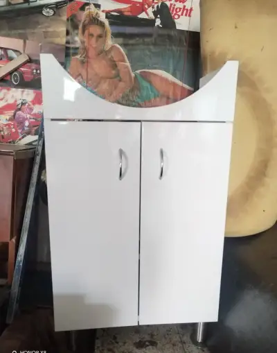 Koupelnová skříňka pod umyvadlo.