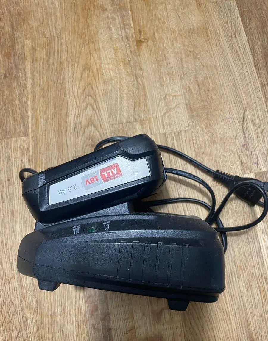 Nabíječka Bosch AL 1815 CV + baterie 18V 2.5 Ah