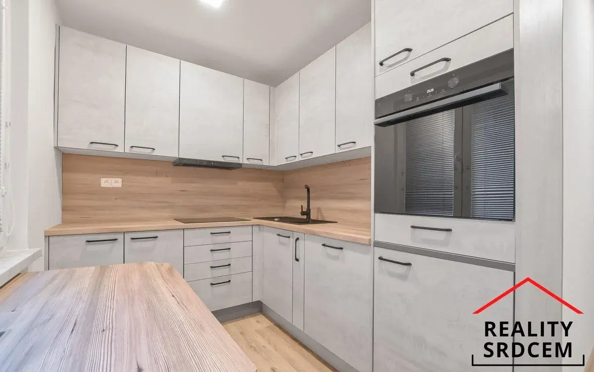 Pronájem nově zrekonstruovaného bytu 3+1 s lodžií, 68 m2, ul