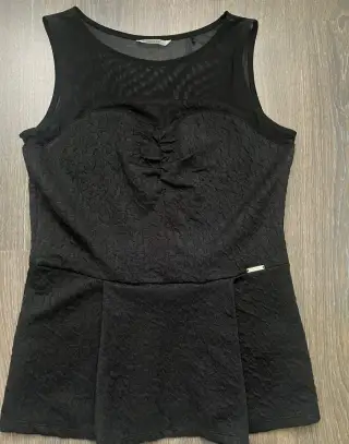 Elegantní černý top GUESS