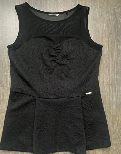 Elegantní černý top GUESS