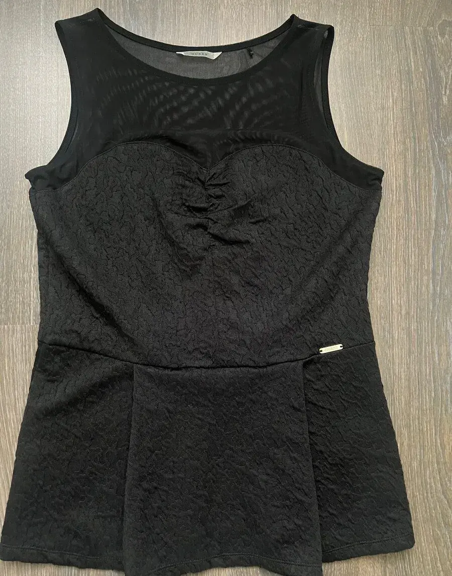 Elegantní černý top GUESS
