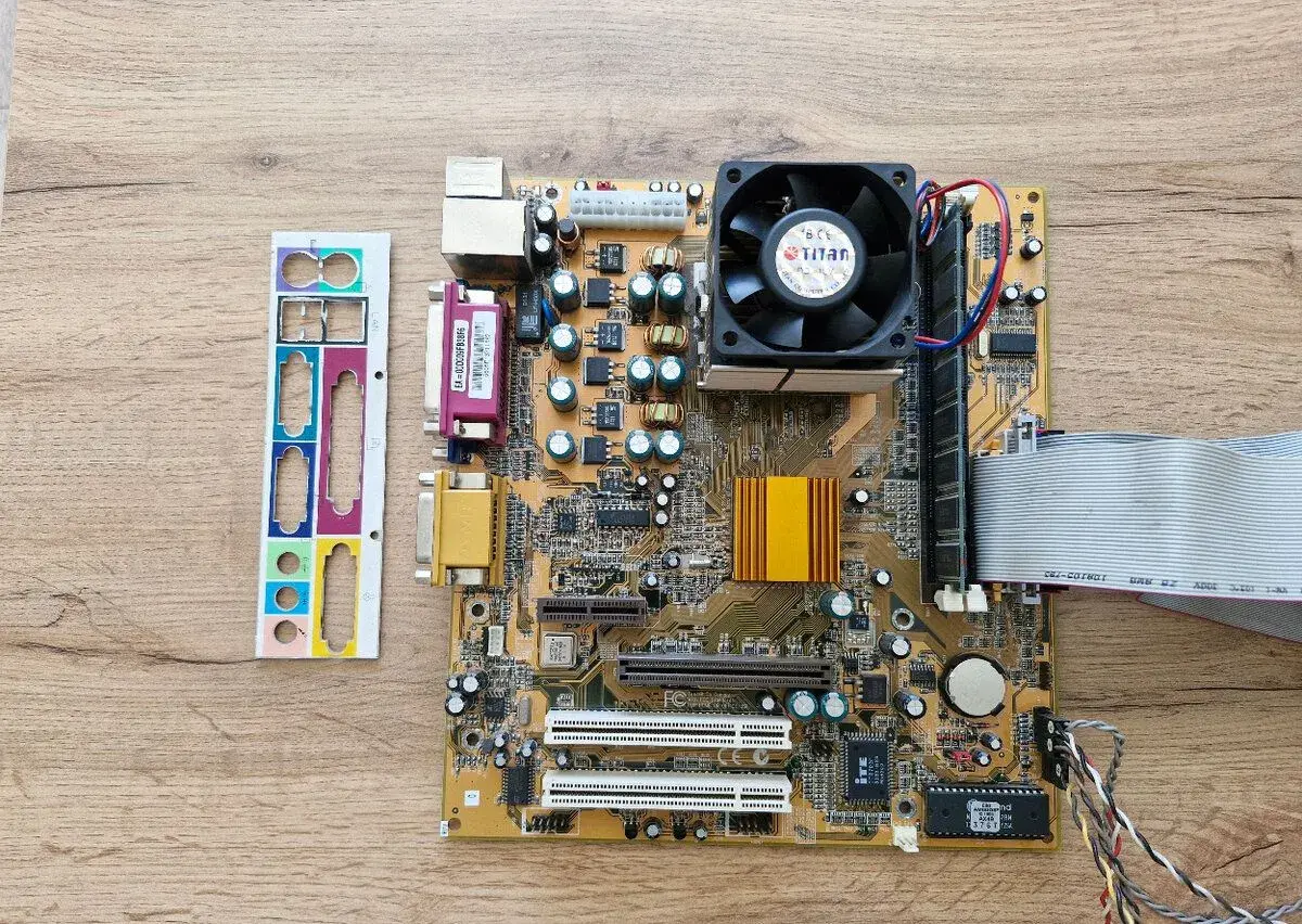 PCChips M810LR + CPU AMD Duron + RAM plně funkční