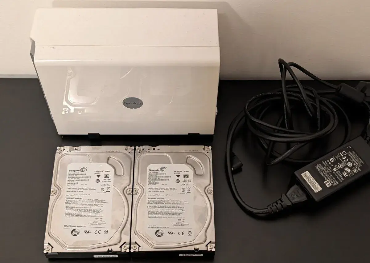 Synology na díly + 2× funkční HDD 2 TB Seagate Green