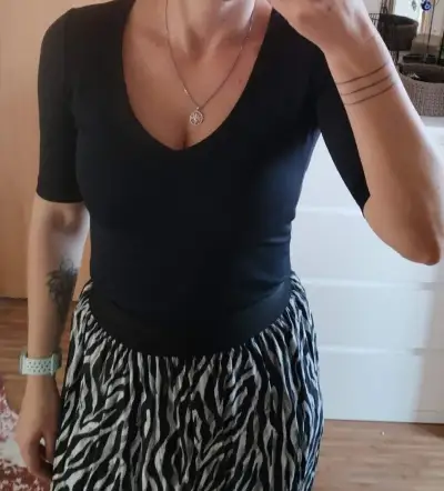 Černé minimalistické triko do V Padnetito vel. S