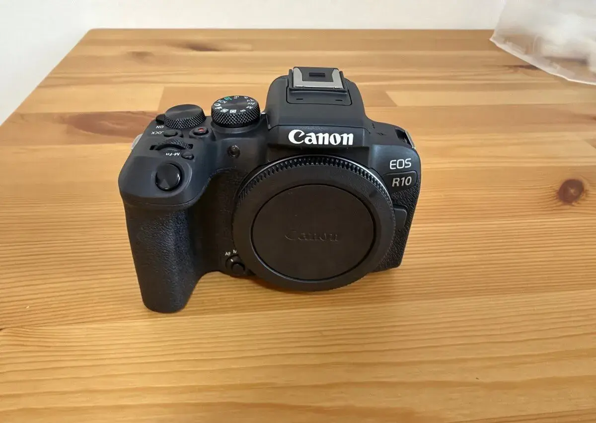 Canon EOS R10 + kompletní příslušenství – zánovní