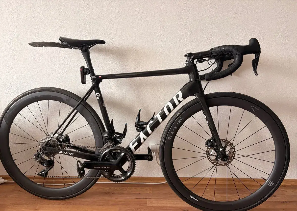 karbonové silniční kolo Factor O2 (Di2, Black Inc, Wattmetr)