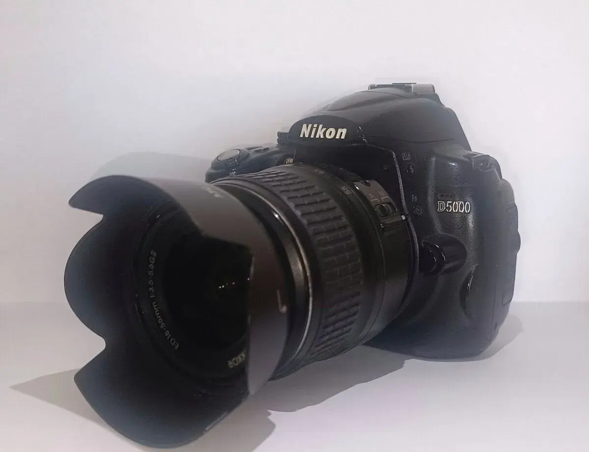 Nikon D5000 + Nikkor 18-55mm