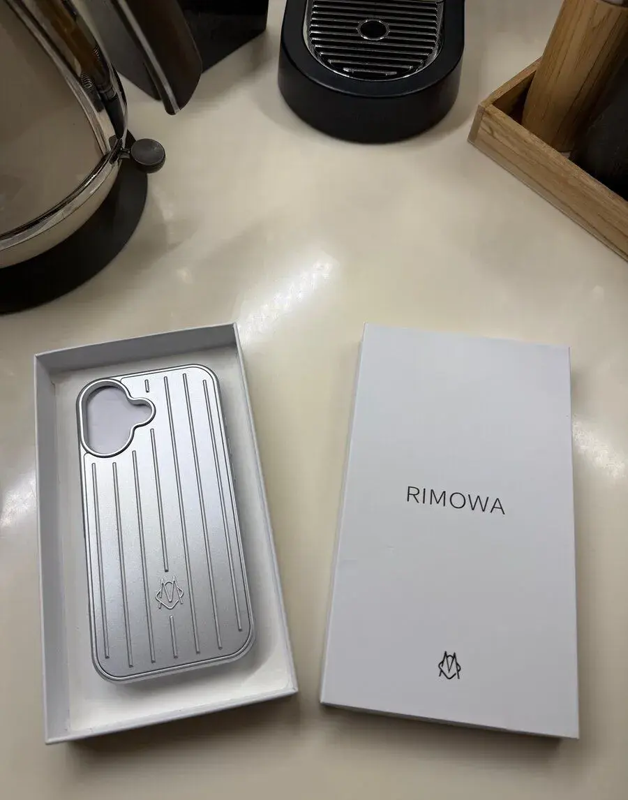 Rimowa kryt na iPhone 17