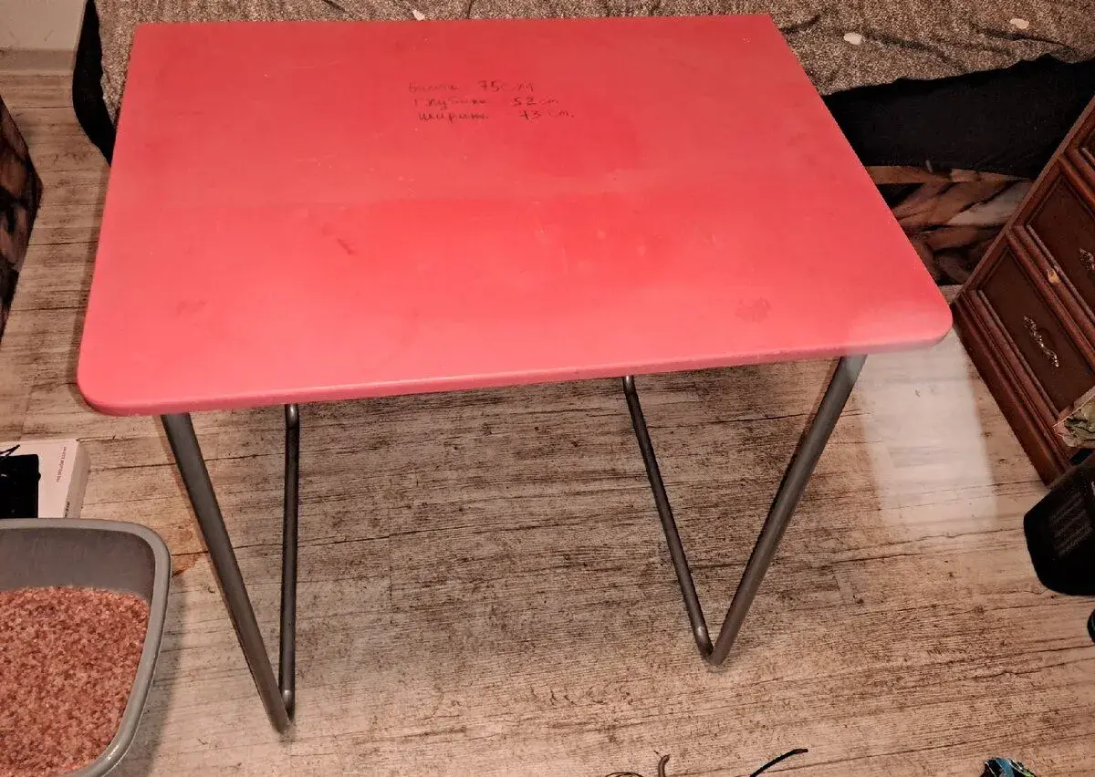 Stůl z Ikei (výška 75, hloubka 52, šířka 73 cm)