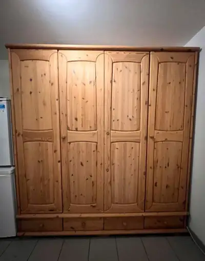 Šatní skříň - masivní borovice, výborný stav