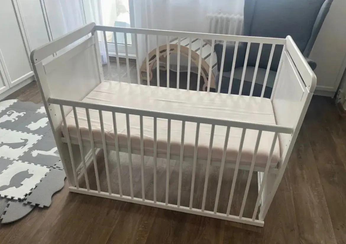 Dětská postýlka s úložným prostorem + matrace