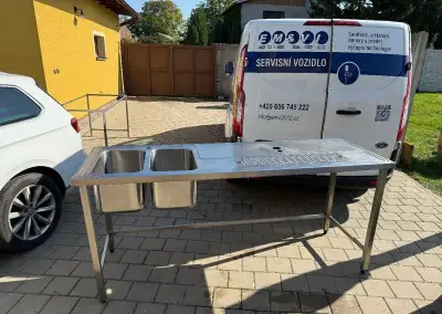 Nerezový výčepní stůl 208 x 70 x 90 cm s dvěma dřezy na levé