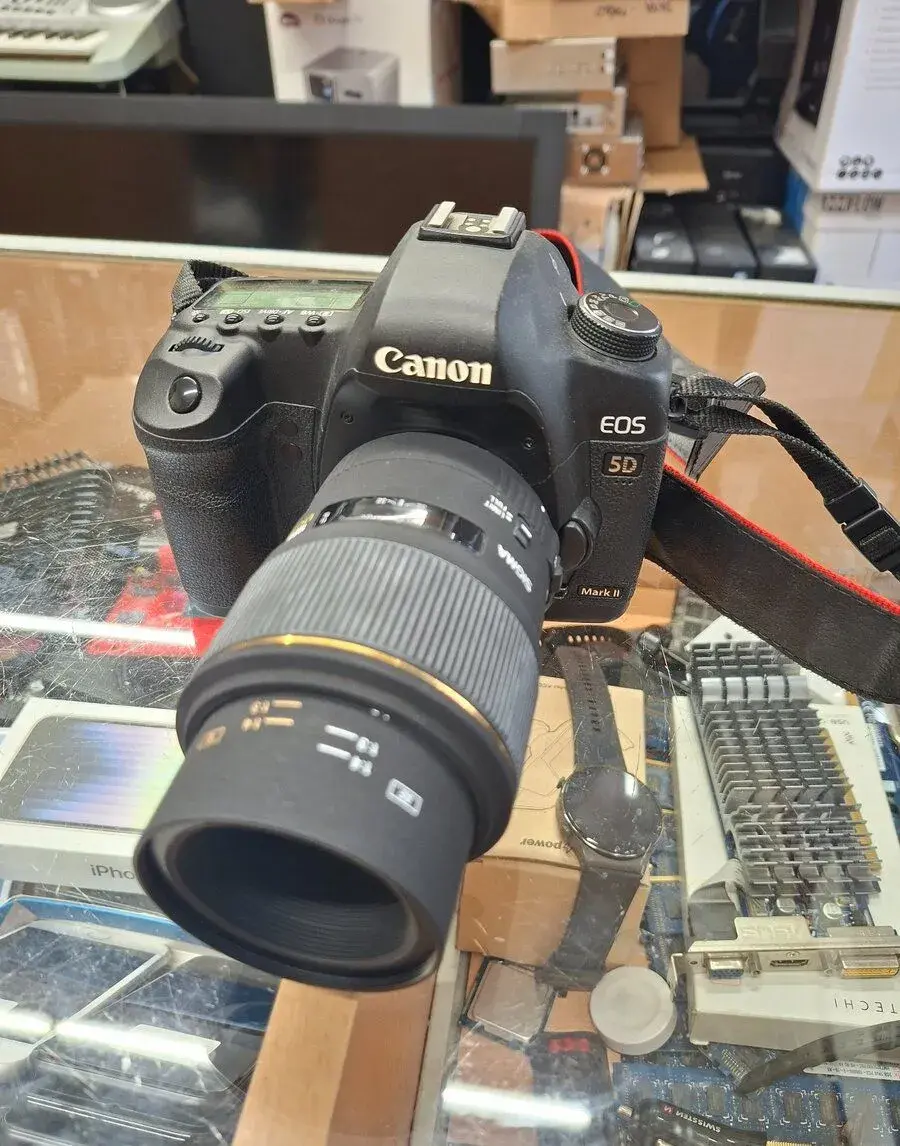 Canon EOS 5D mark II + Sigma 105 mm 1:2.8 DG macro
