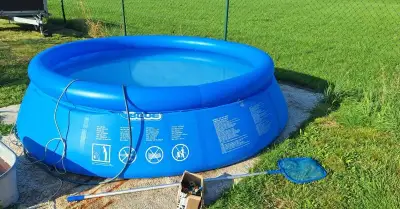 Bazén s příslušenstvím.