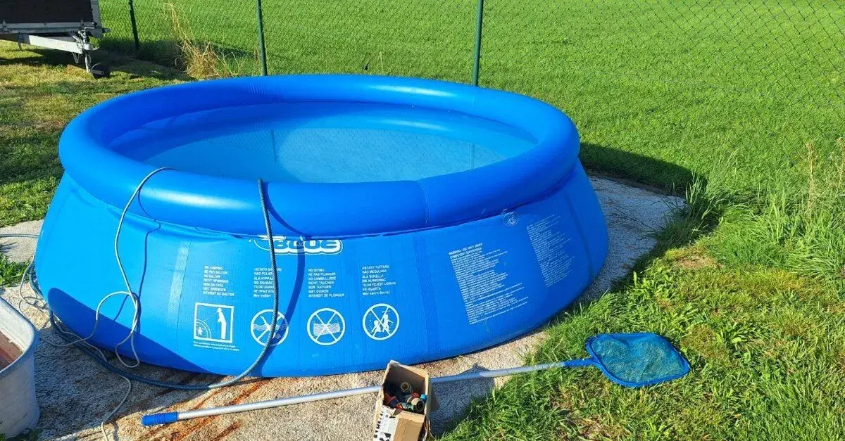 Bazén s příslušenstvím.