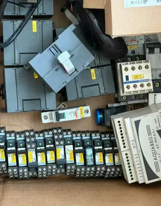 Průmyslové elektrokomponenty Siemens, relé, stykače.