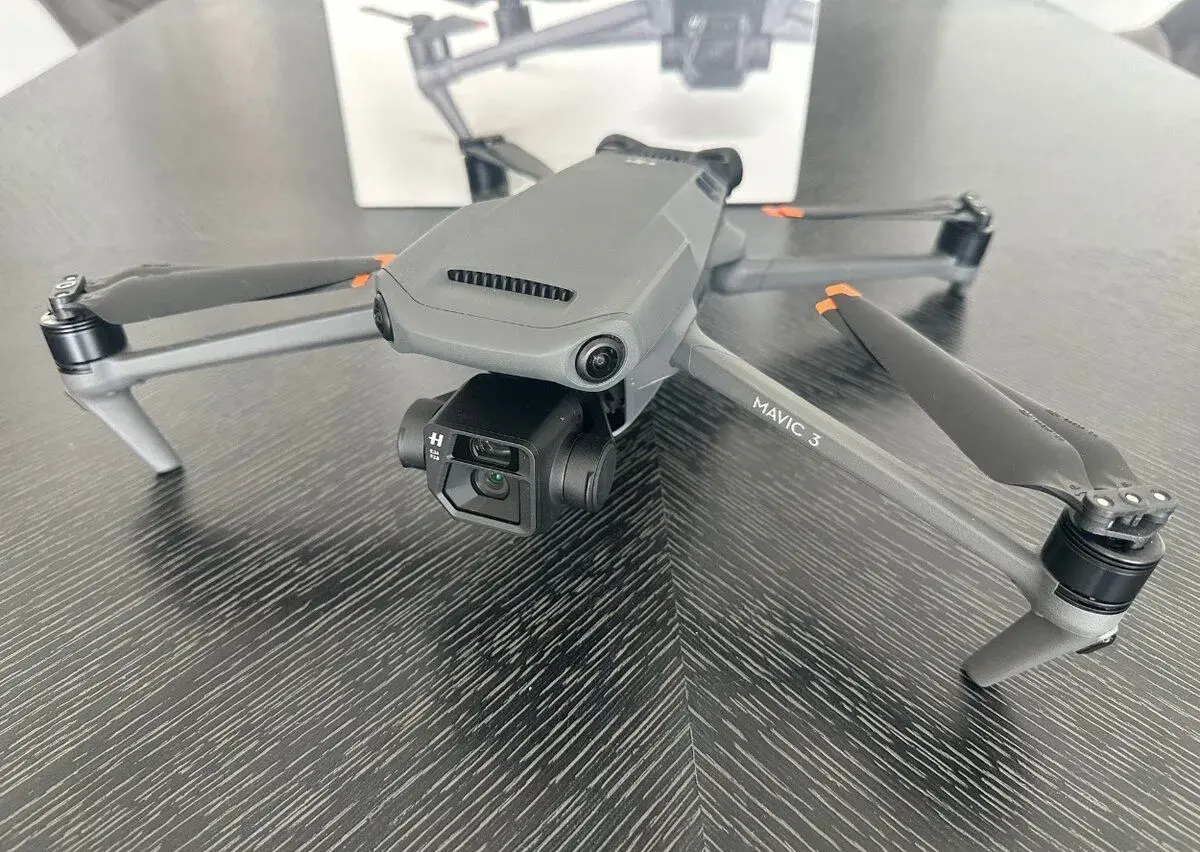 Mavic 3 v perfektním stavu. Nalétáno pouze 2,5 km.