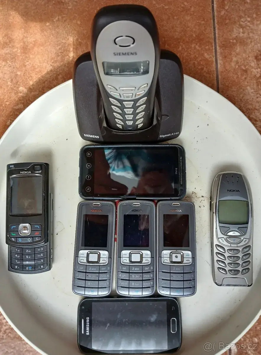 Staré mobily a nabíječky