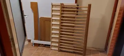 Dětská postýlka a skluzavka