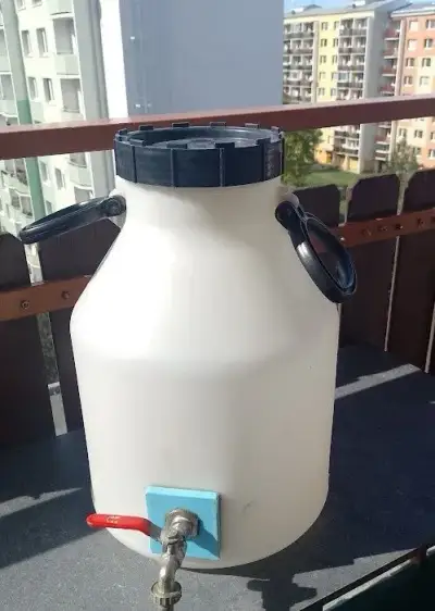 Plastový kanistr s výpustným kohoutem, 20 l