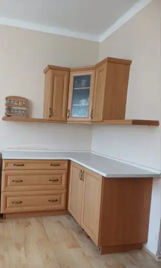 Kuchyňská linka včetně elektrické trouby s varnou deskou
