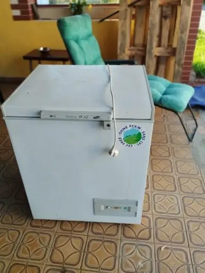 Starší, plně funkční pultový mrazák