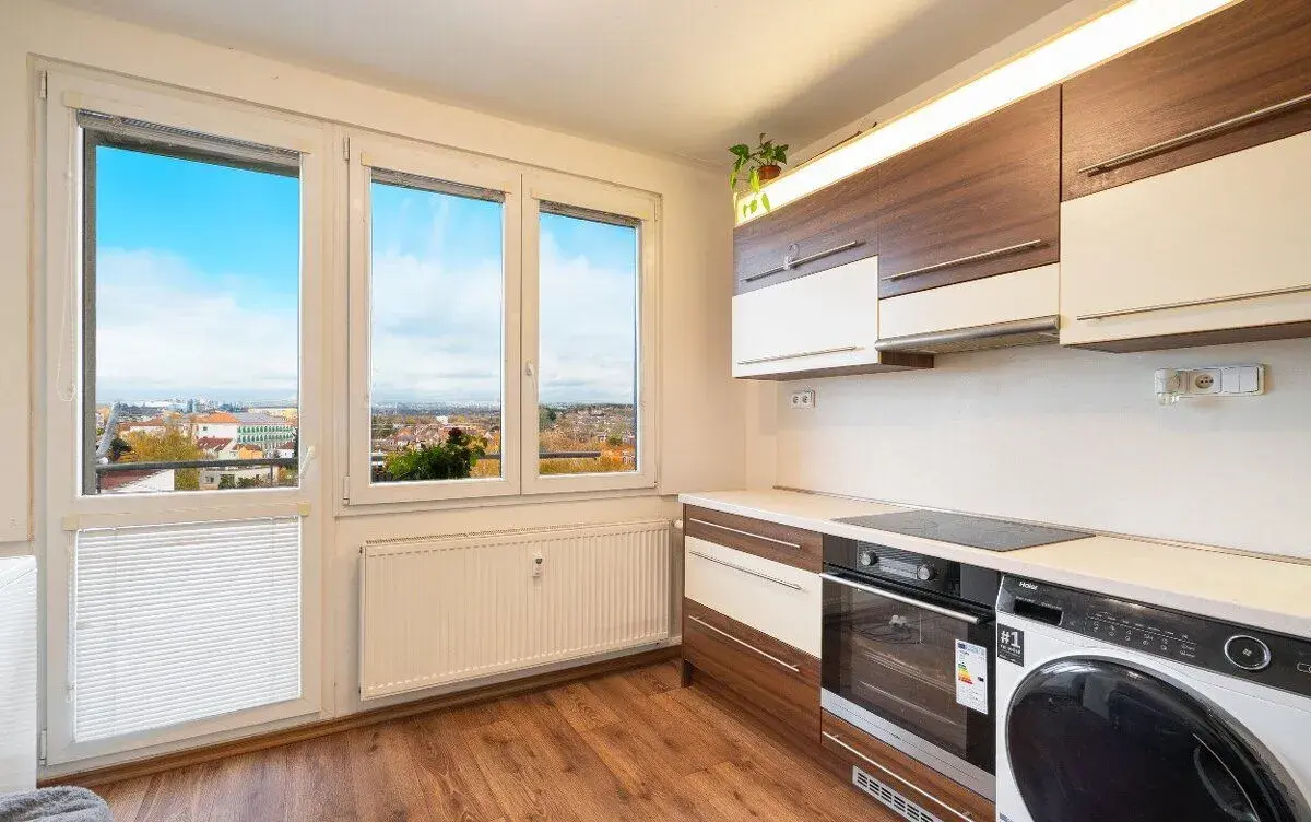 Pronájem bytu 1+1 39 m2 s balkonem + garážové stání