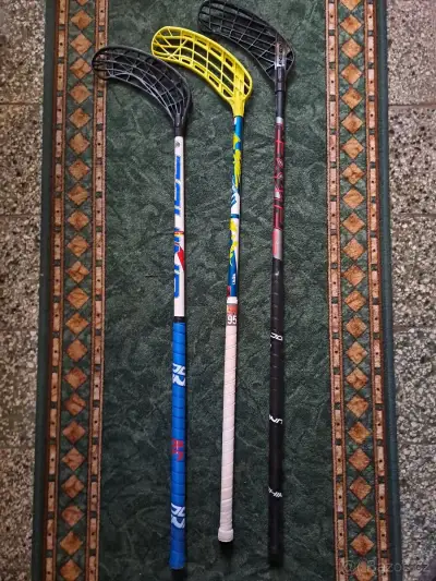 Tři Florbalové hokejky / 2x Unihoc