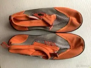 Oranžovočerné boty do vody vel. 36