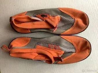 Oranžovočerné boty do vody vel. 36