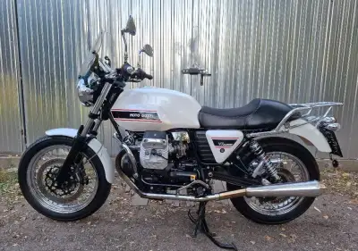 Moto Guzzi V7 Classic, 18tkm, stav, originální doplňky