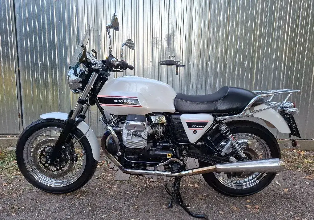 Moto Guzzi V7 Classic, 18tkm, stav, originální doplňky