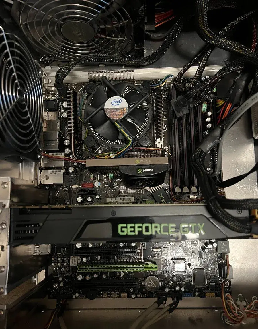 XFX nForce 790i Ultra SLI 3 way SLI + Intel Q9550 + 8GB ram