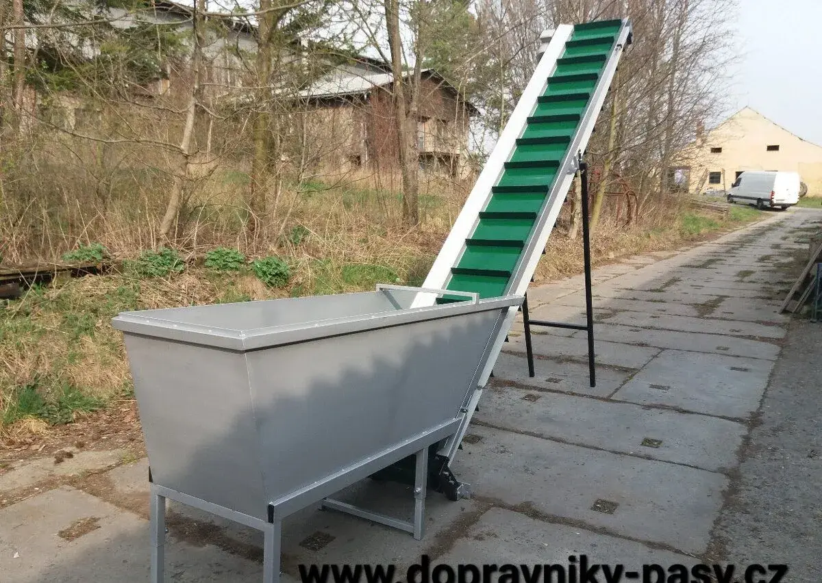 Pásový dopravník s velkou násypkou - zásobníkem