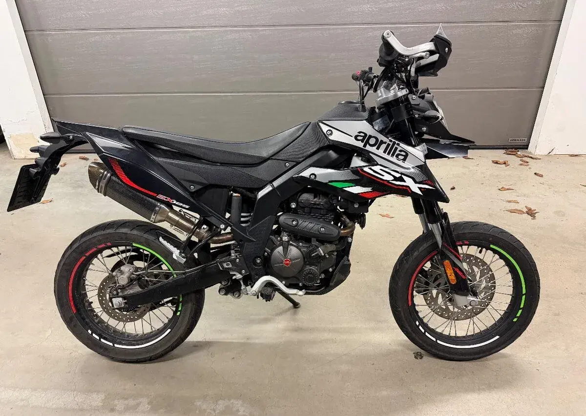 Aprilia SX125 rv:2021/6 najeto:10-11tis havarované pojízdné