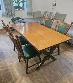 Jídelni stůl včetně židlí