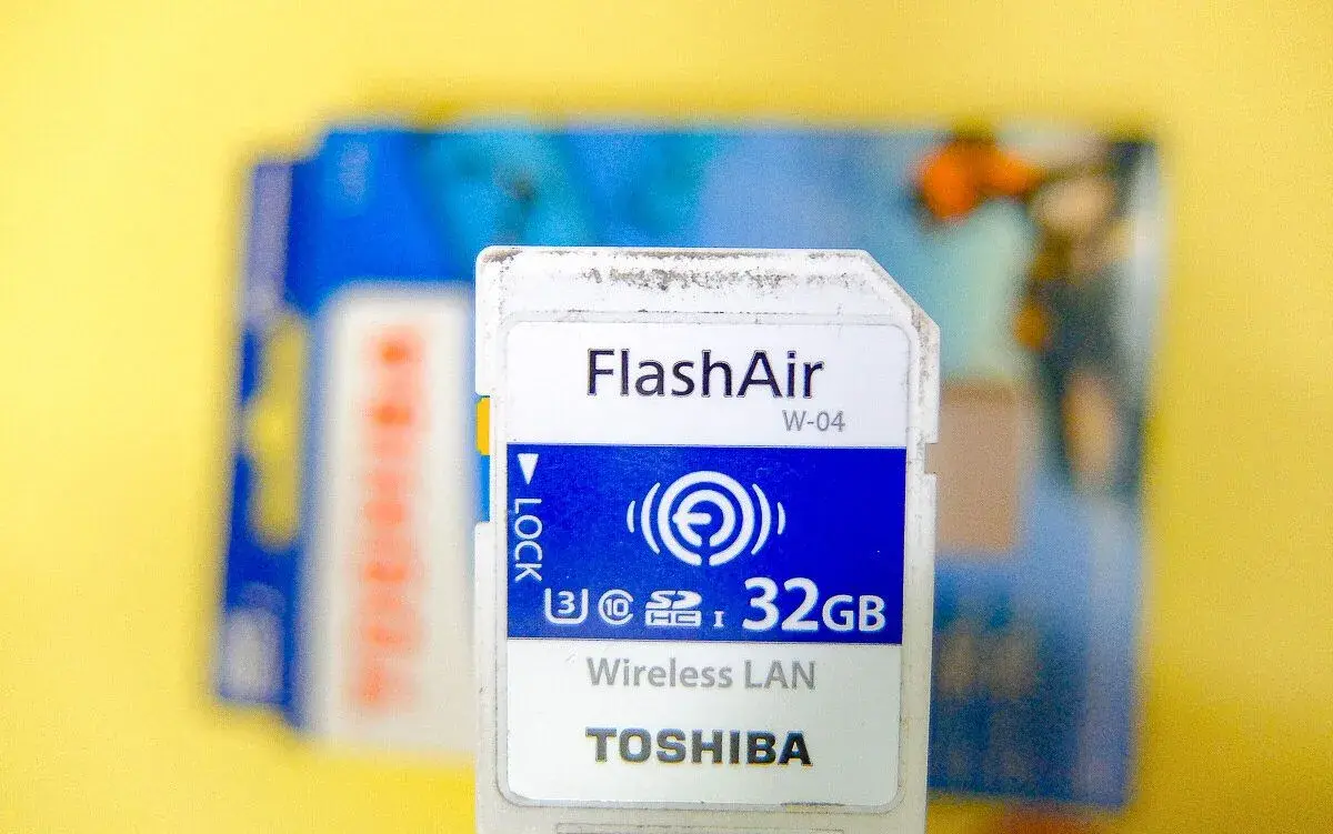 TOSHIBA FlashAir W-04 SD 32GB Wireless LAN ( retro )