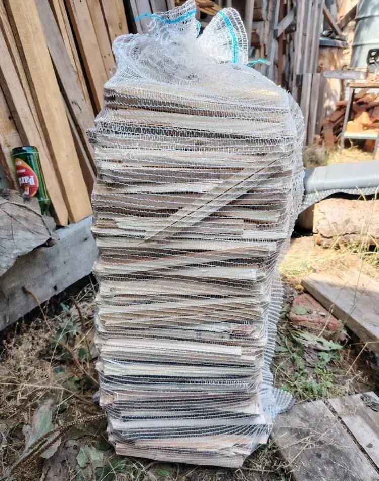 SUCHÉ DŘEVĚNÉ TŘÍSKY NA PODPAL BAL. 12,50 KG