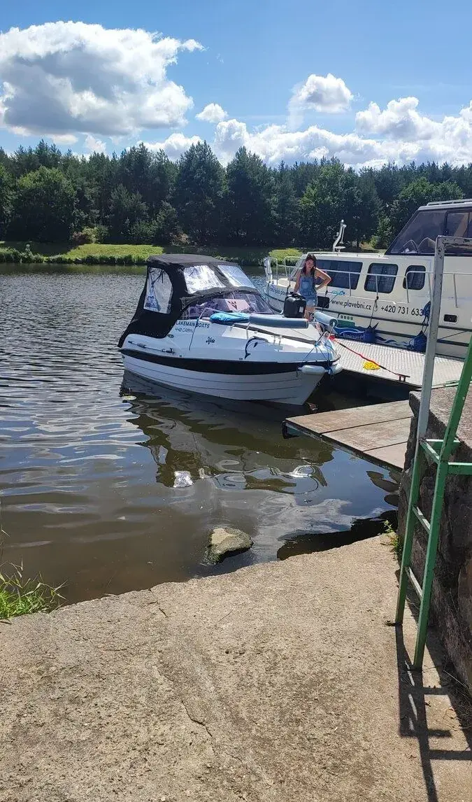 Kajutovka s motorem a vlekem 4 roky stará